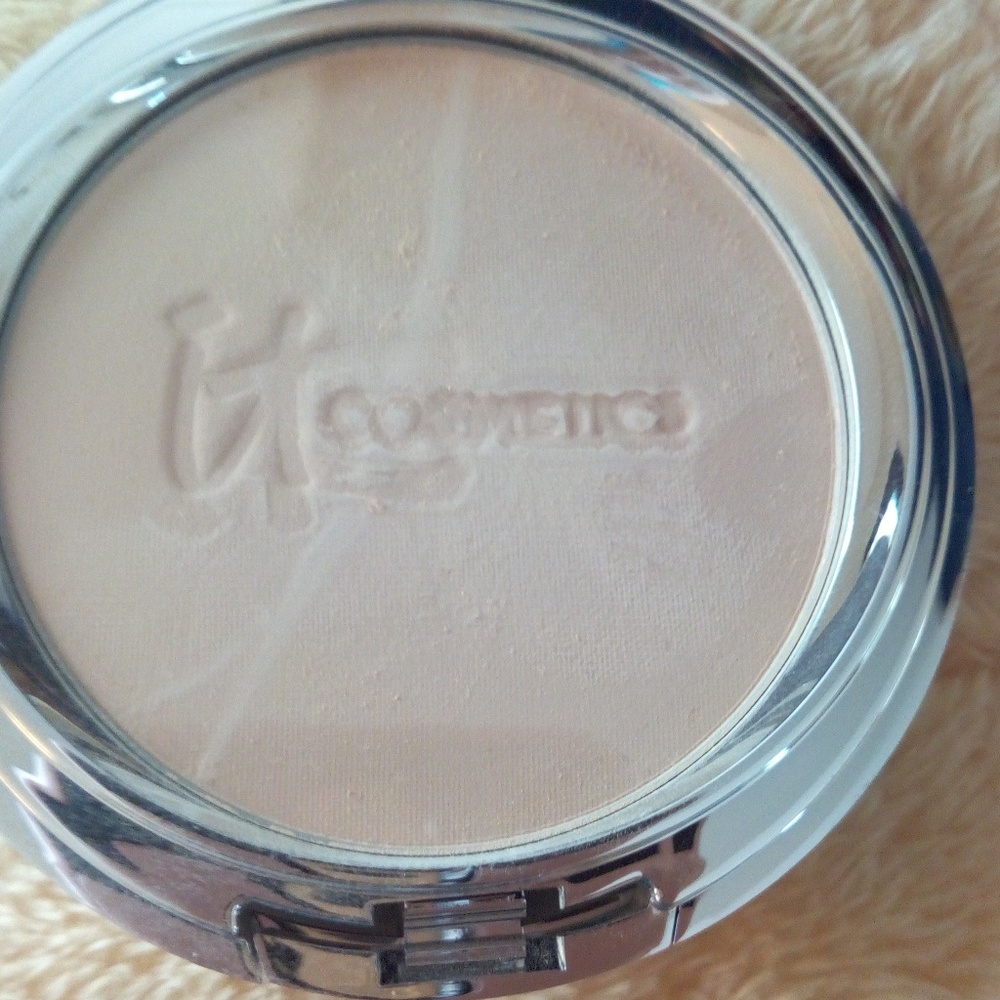 IT COSMETICS CELEBRATION FOUNDATION (SPF 50)!